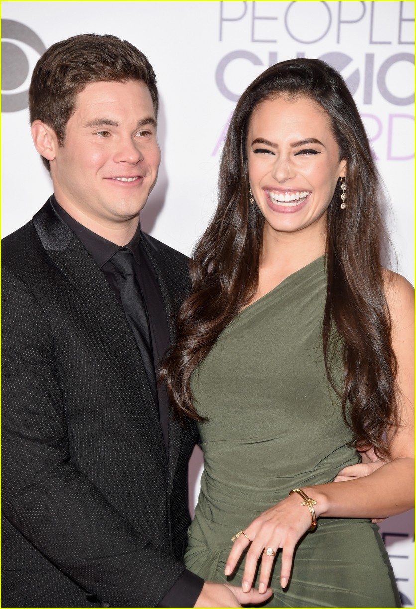 Lea Michele & Adam Devine Show Love for Chris Pratt's 'Glistening Abs' at People's Choice Awards