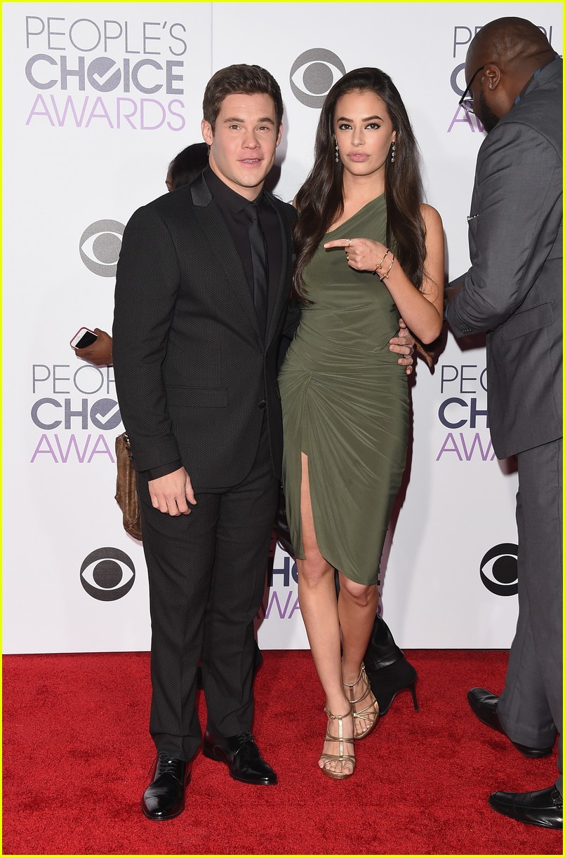 Lea Michele & Adam Devine Show Love for Chris Pratt's 'Glistening Abs' at People's Choice Awards