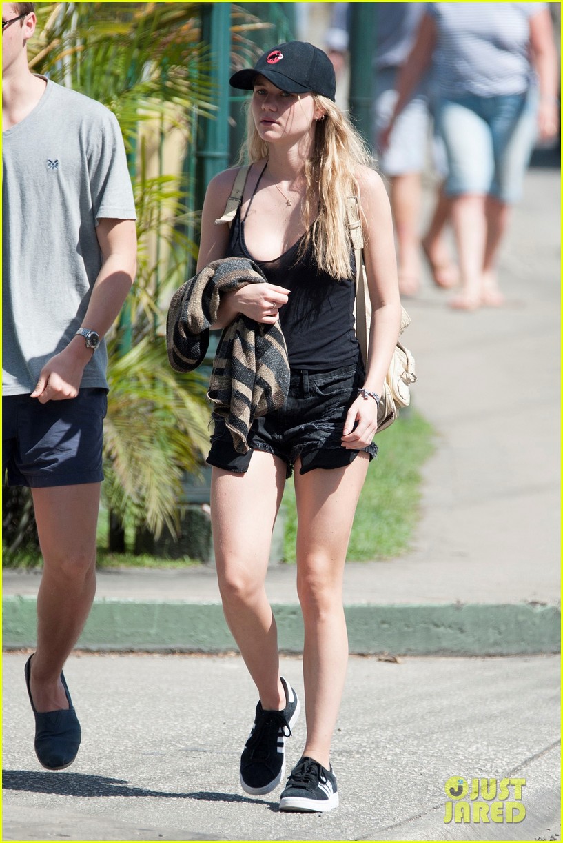 Immy Waterhouse & Sister Maddi Take A Break From The Barbados Beach