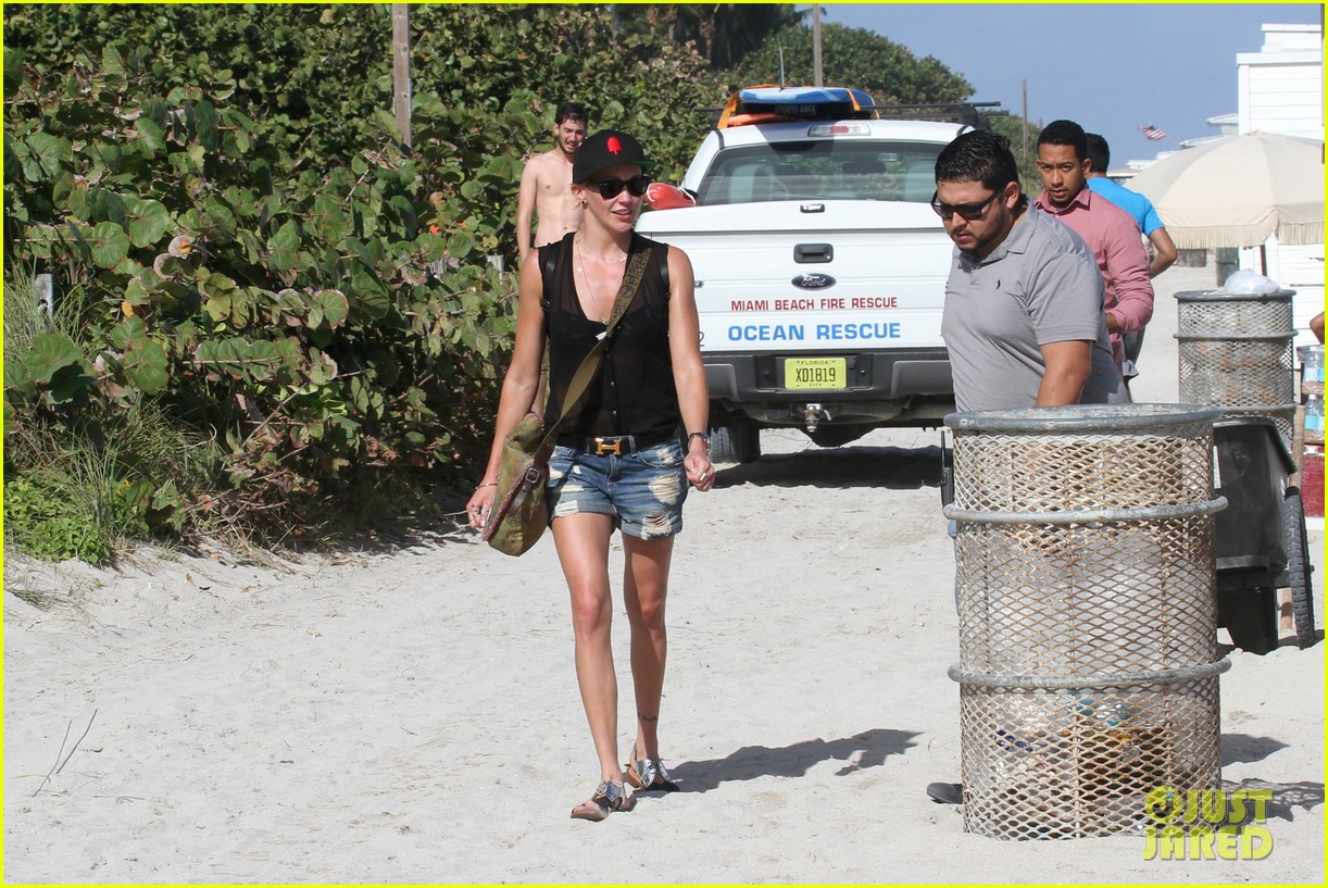 Is Katie Cassidy Dating Personal Trainer Thomas Taylor?