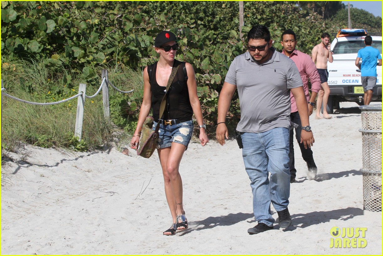 Is Katie Cassidy Dating Personal Trainer Thomas Taylor?