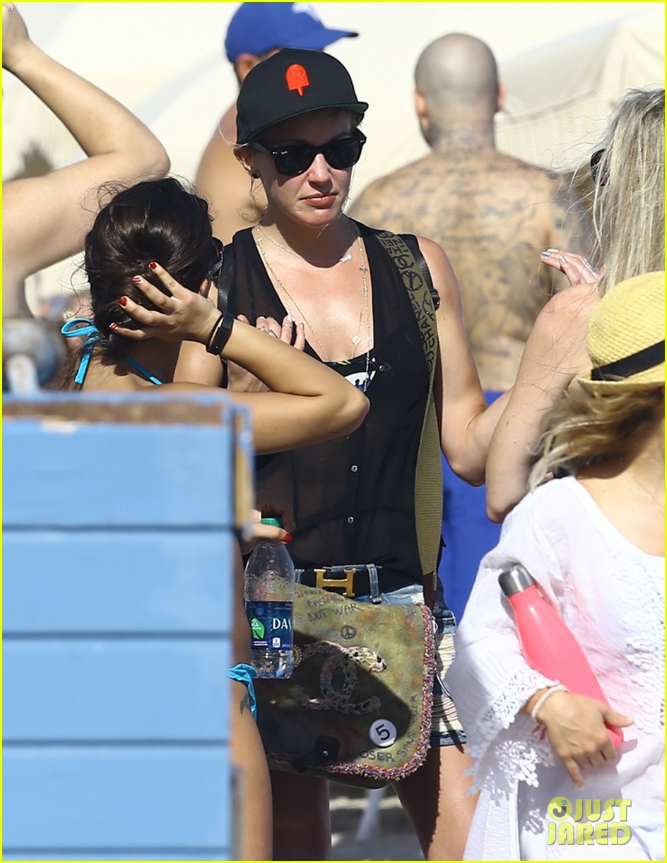 Is Katie Cassidy Dating Personal Trainer Thomas Taylor?