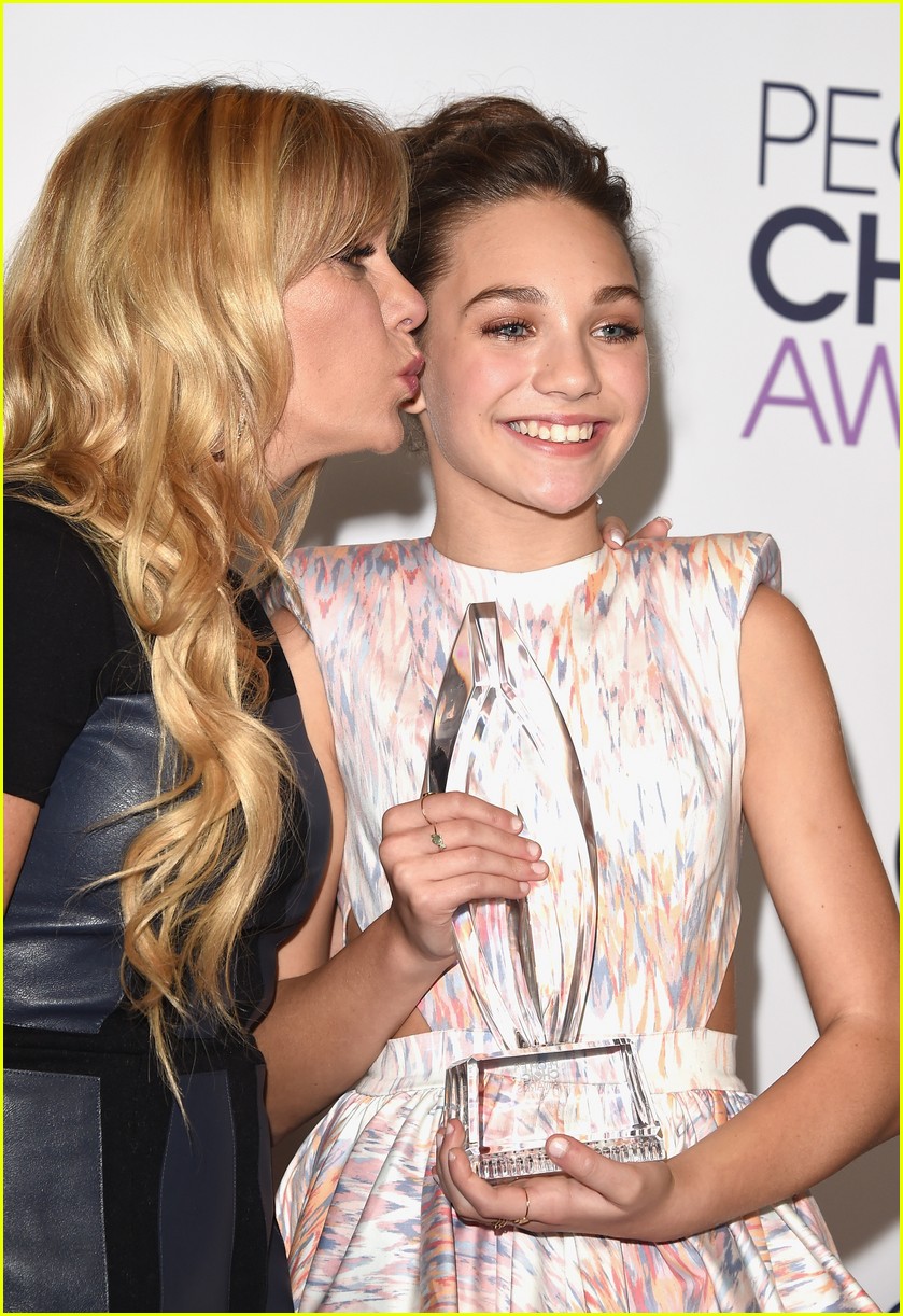 Meghan Trainor & Maddie Ziegler Have the Sweetest Reactions to Their People's Choice Awards Wins