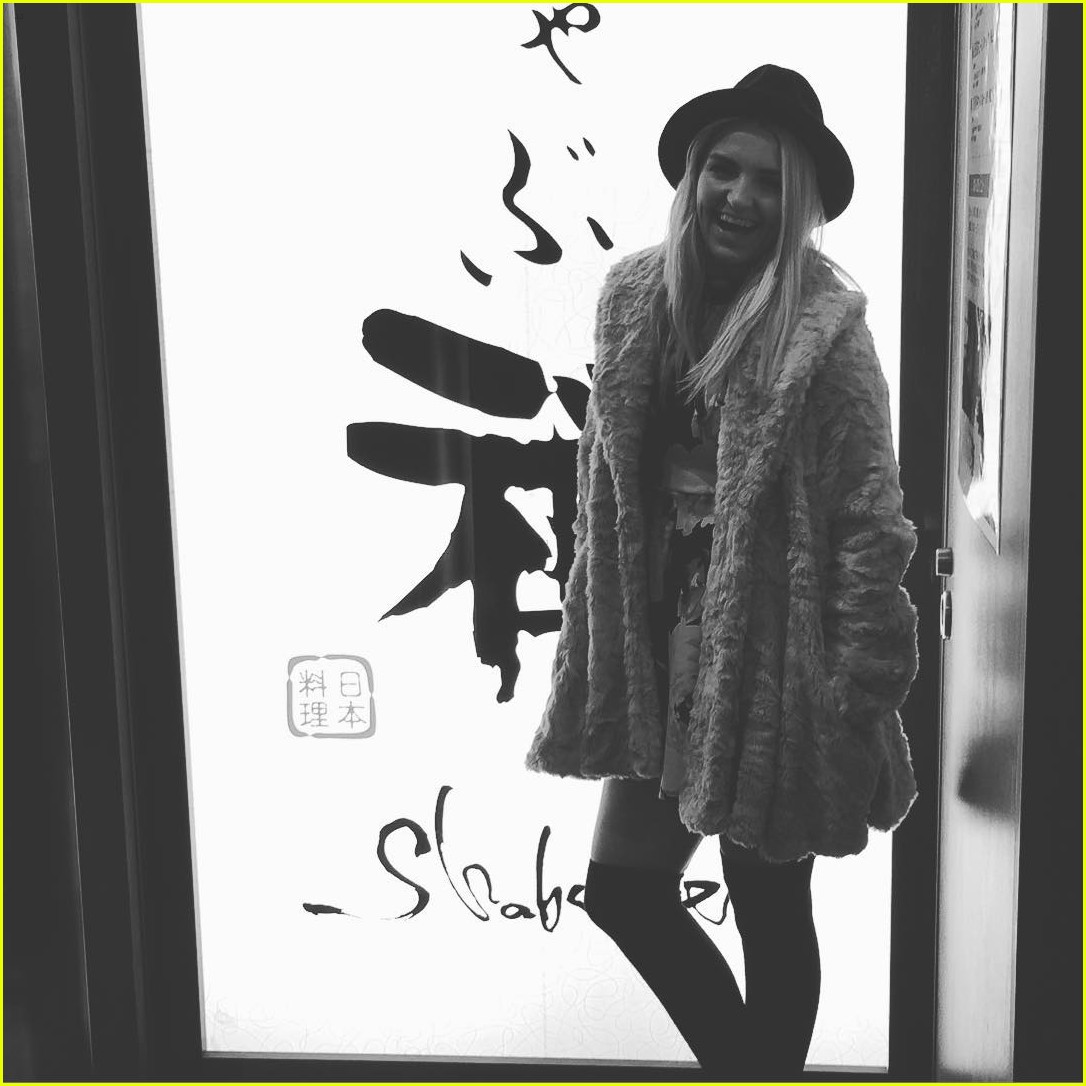 R5 Have A Big Entourage In Japan - See The Fun Vid!