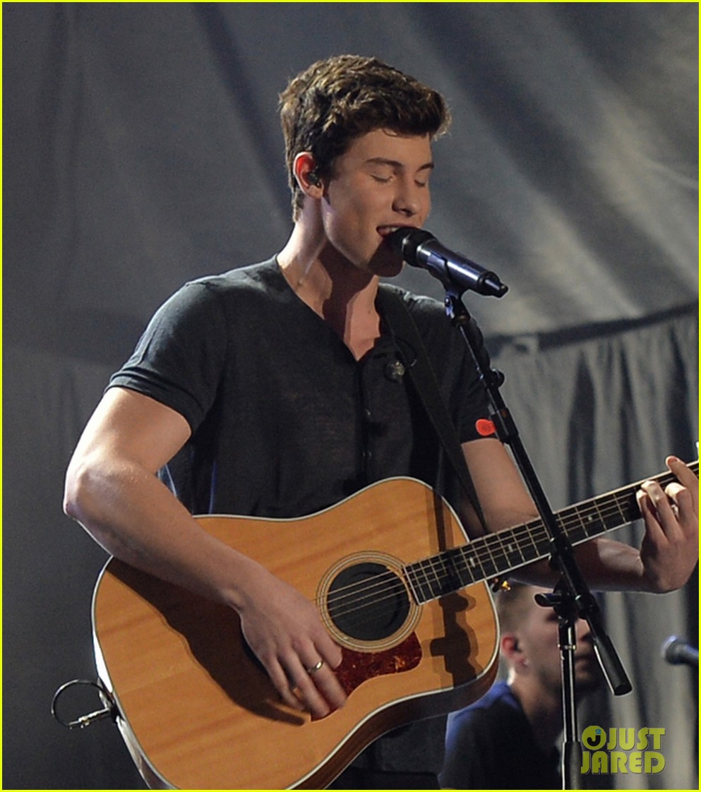 Shawn Mendes Denies Having a Girlfriend, Performs with Camila Cabello on NYE 2016! (Video)