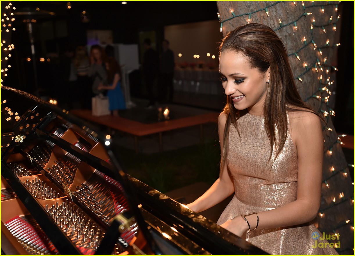 Skylar Stecker Performs 'Wish Now' at JJJ's 'Star Darlings' Dinner!