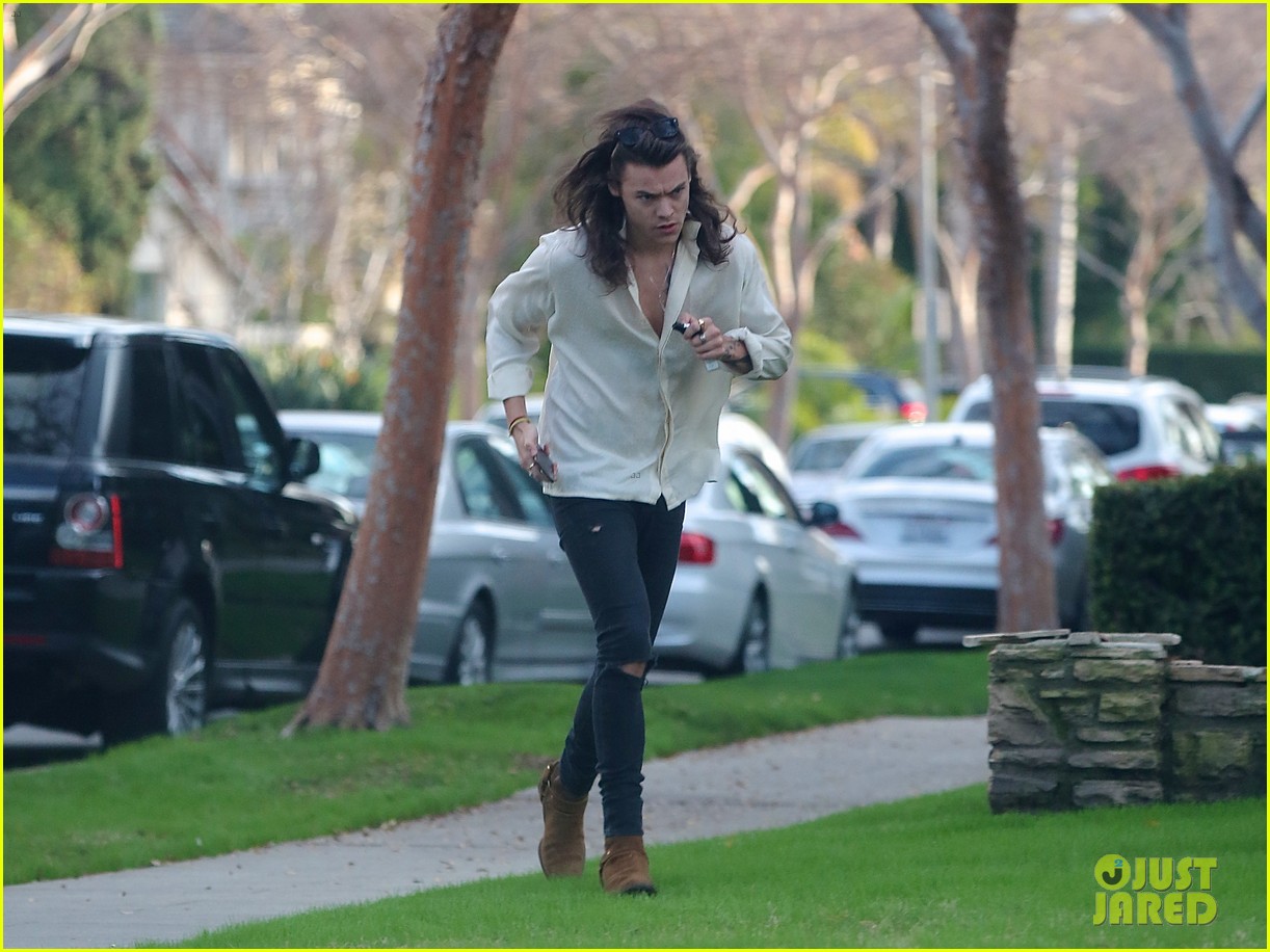 Louis Tomlinson Steps Out After Becoming a Dad!