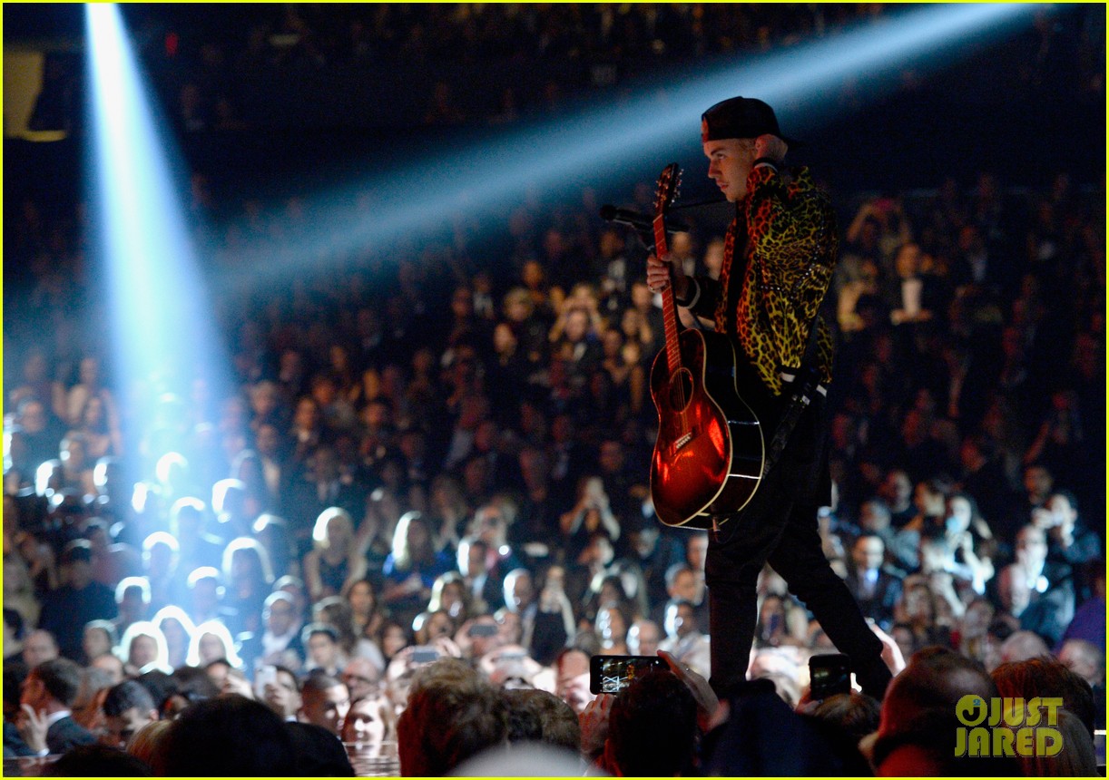 Justin Bieber Sings 'Where Are U Now' & 'Love Yourself' at Grammys 2016 - Watch Now!
