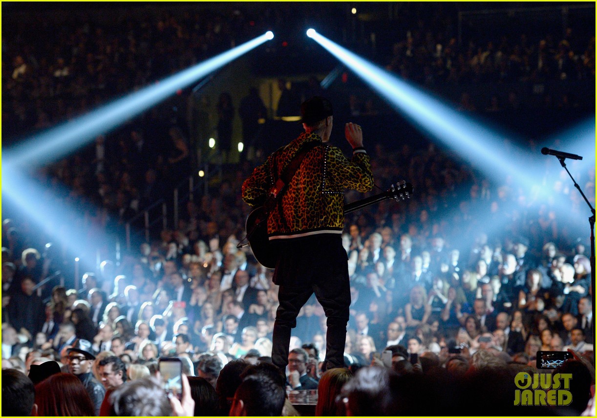 Justin Bieber Sings 'Where Are U Now' & 'Love Yourself' at Grammys 2016 - Watch Now!