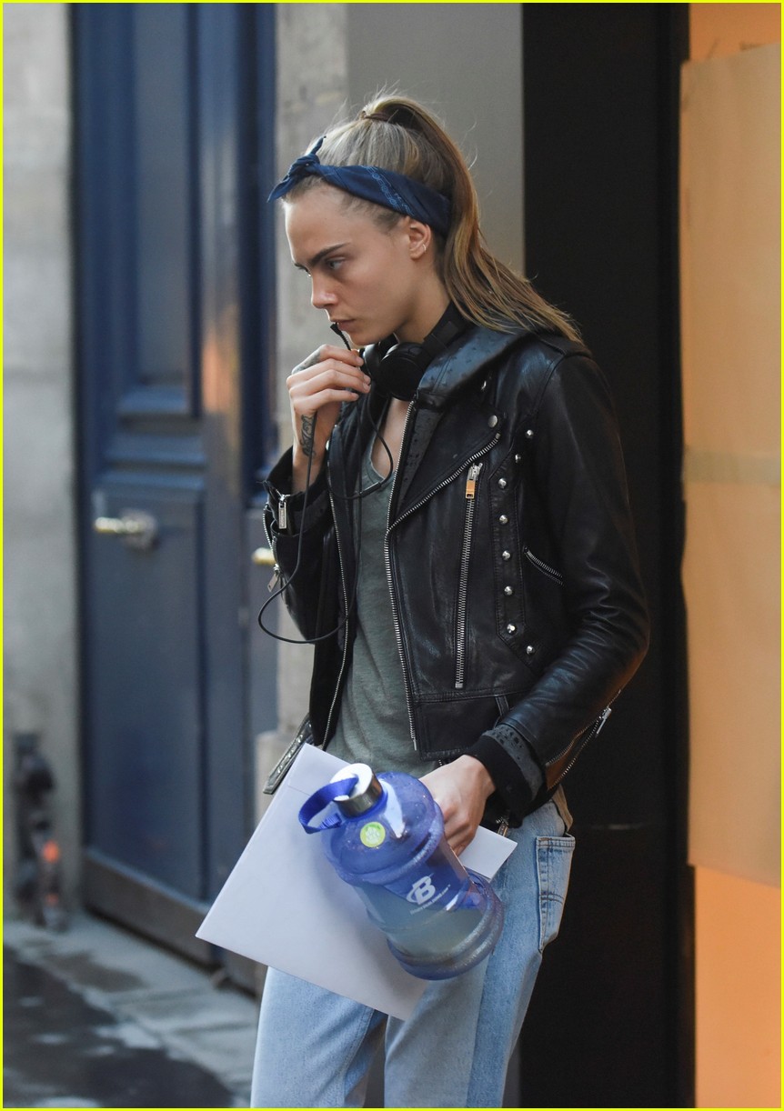 Cara Delevingne & St. Vincent Spend a Romantic Afternoon in Paris