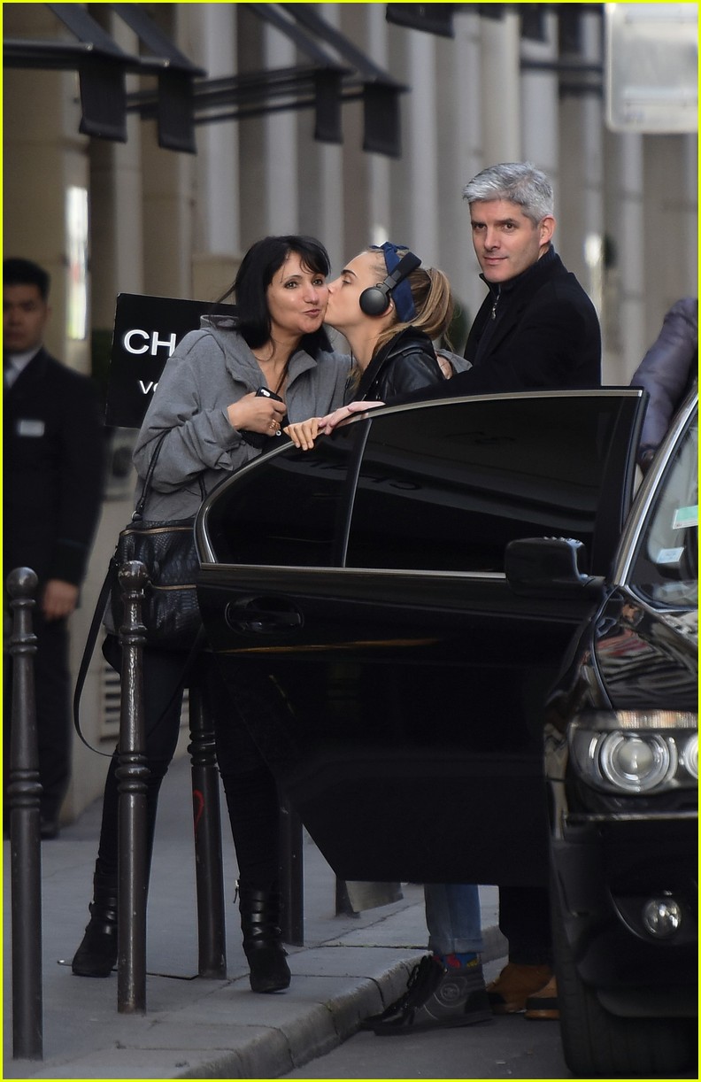 Cara Delevingne & St. Vincent Spend a Romantic Afternoon in Paris