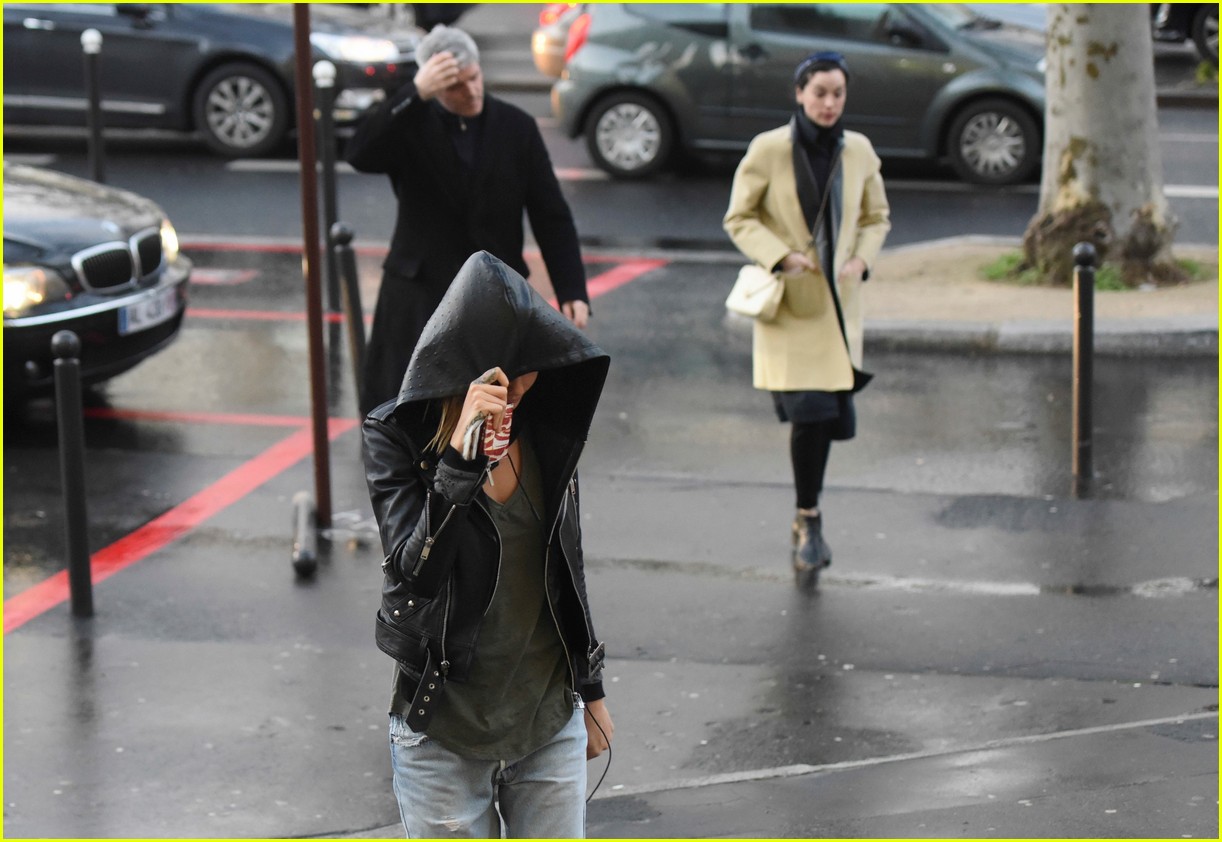 Cara Delevingne & St. Vincent Spend a Romantic Afternoon in Paris