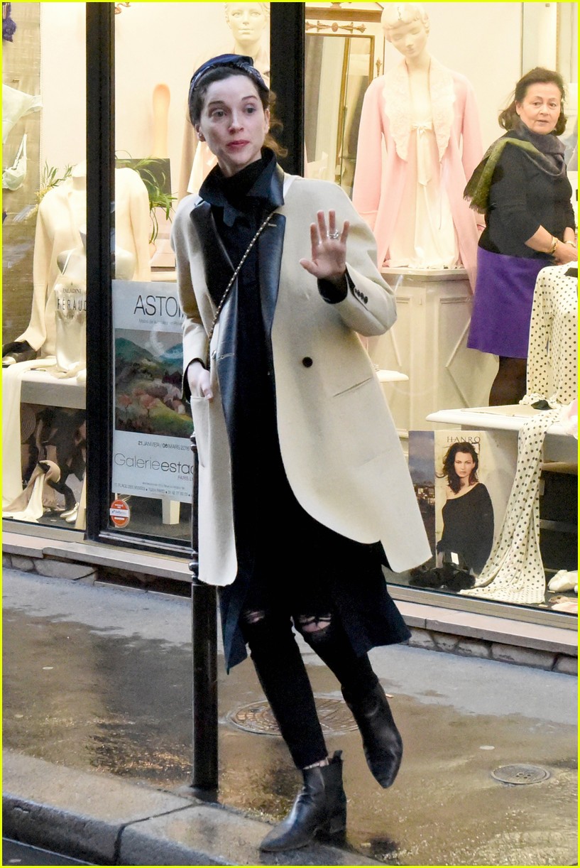 Cara Delevingne & St. Vincent Spend a Romantic Afternoon in Paris