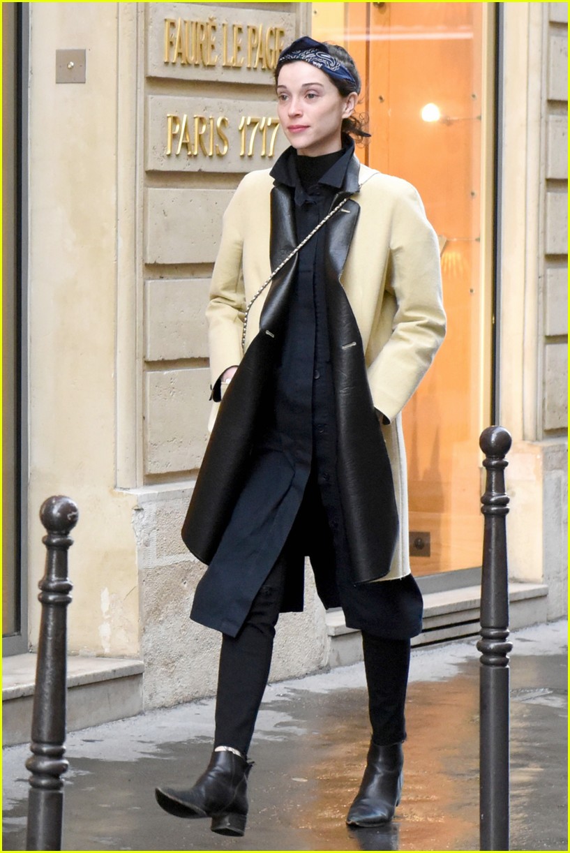 Cara Delevingne & St. Vincent Spend a Romantic Afternoon in Paris