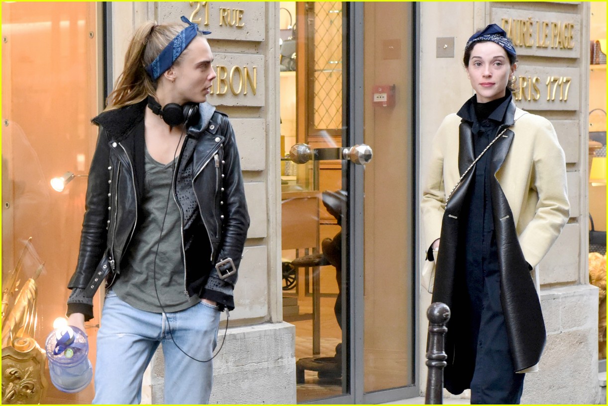 Cara Delevingne & St. Vincent Spend a Romantic Afternoon in Paris