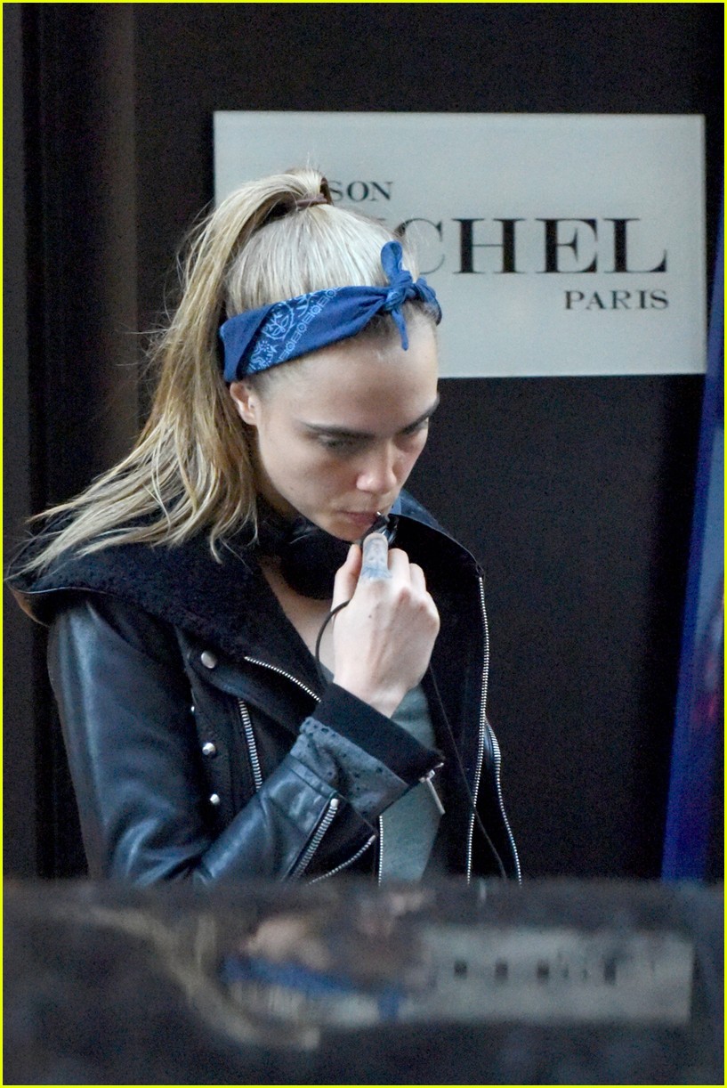 Cara Delevingne & St. Vincent Spend a Romantic Afternoon in Paris