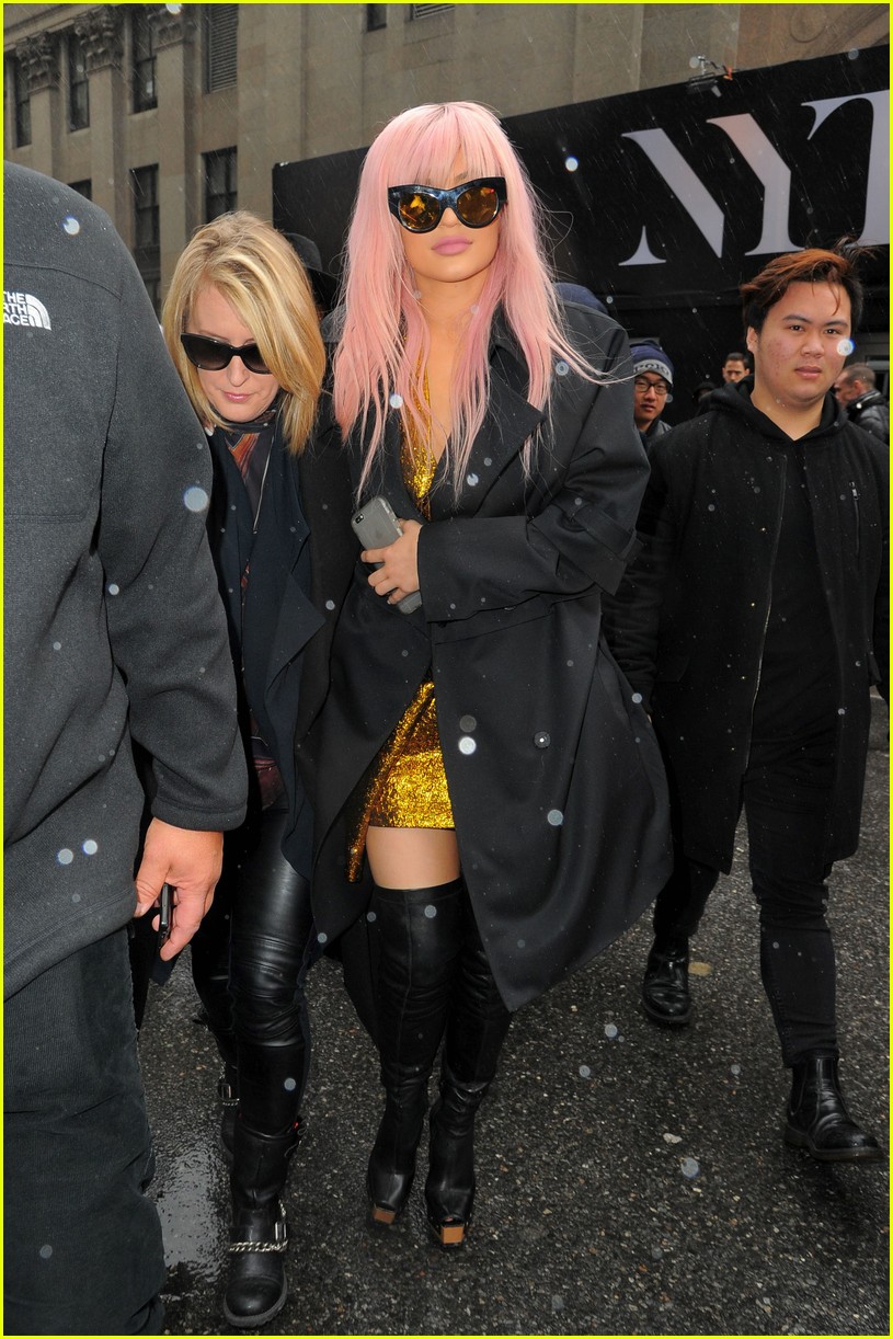 Kylie Jenner Supports Sis Kendall Jenner at Vera Wang NYFW 2016 Show