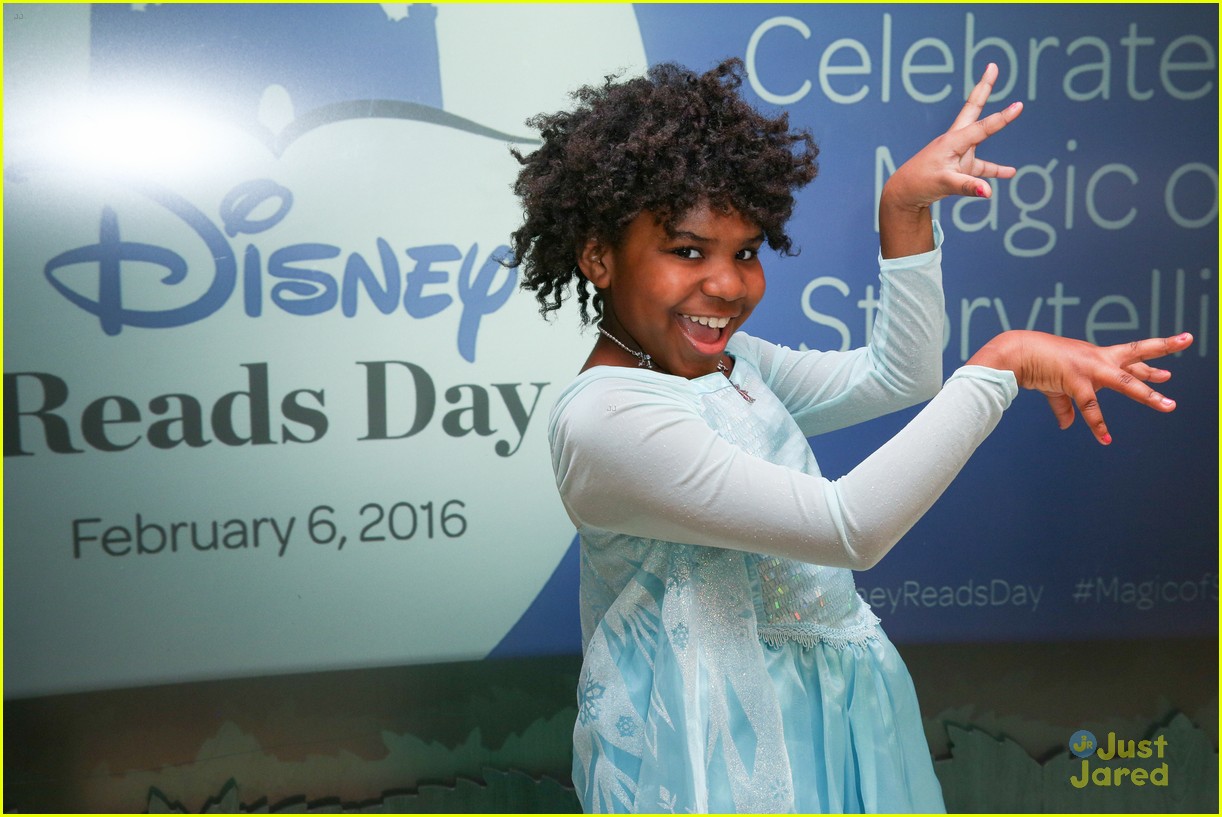 Trinitee Stokes Dresses As Queen Elsa For Disney Reads Day