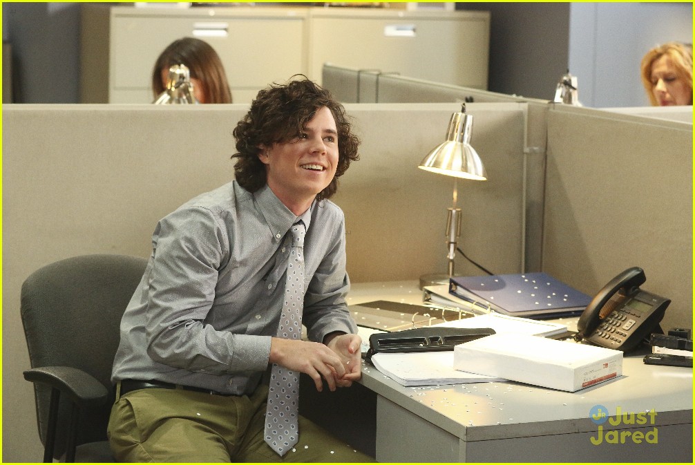 Axl Gets A Job On Tonight's 'The Middle'
