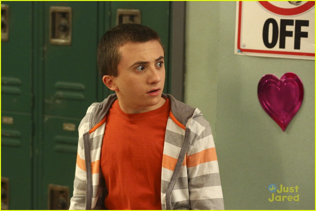 Axl Gets A Job On Tonight's 'The Middle'