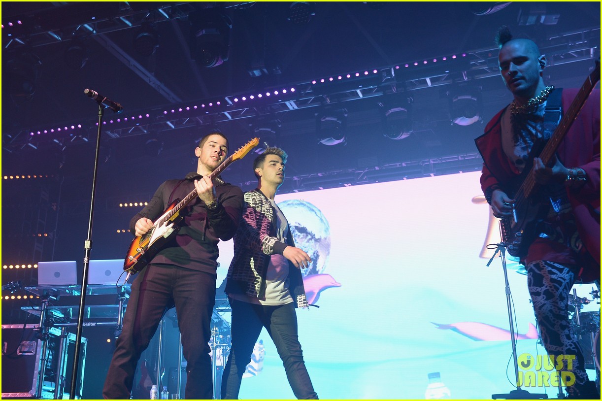 Nick Jonas Reunites With Joe Jonas For ESPN The Party Performance Before Super Bowl 50