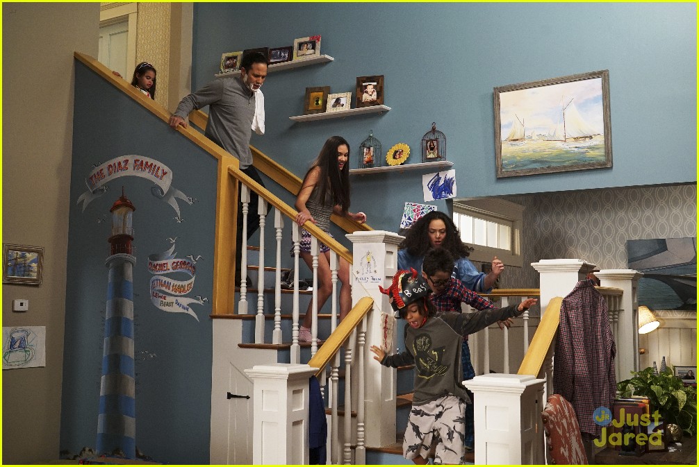 'Stuck In The Middle' Sneak Peek: We Meet The Diaz Family Tonight!