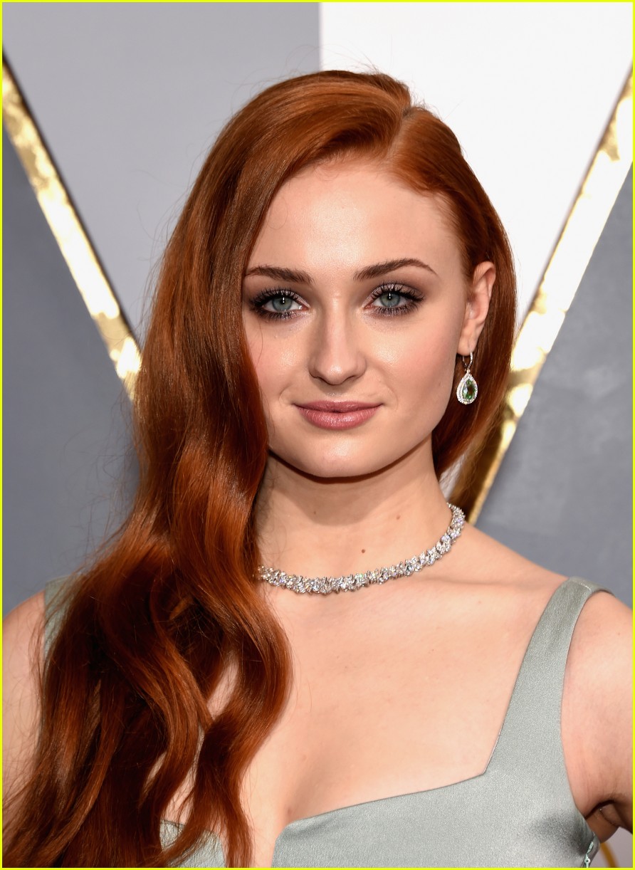 Sophie Turner Supports Red Carpet Green Dress at Oscars 2016