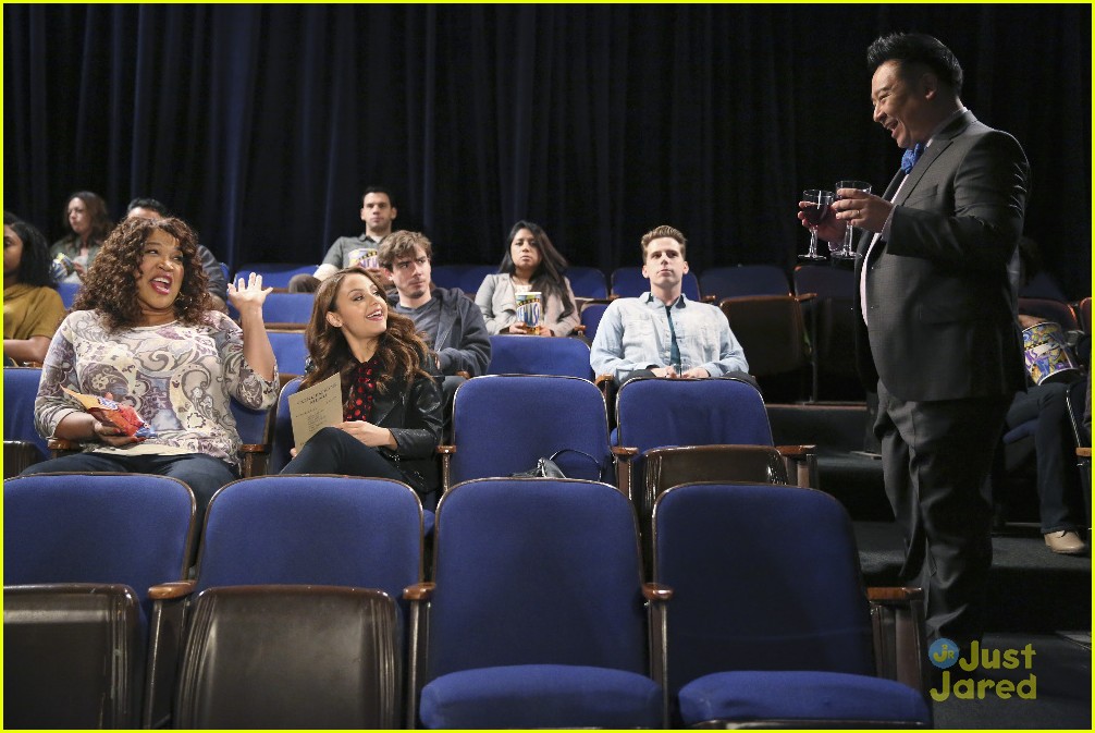 Gabi & Josh Meet The Parents On Tonight's 'Young & Hungry'