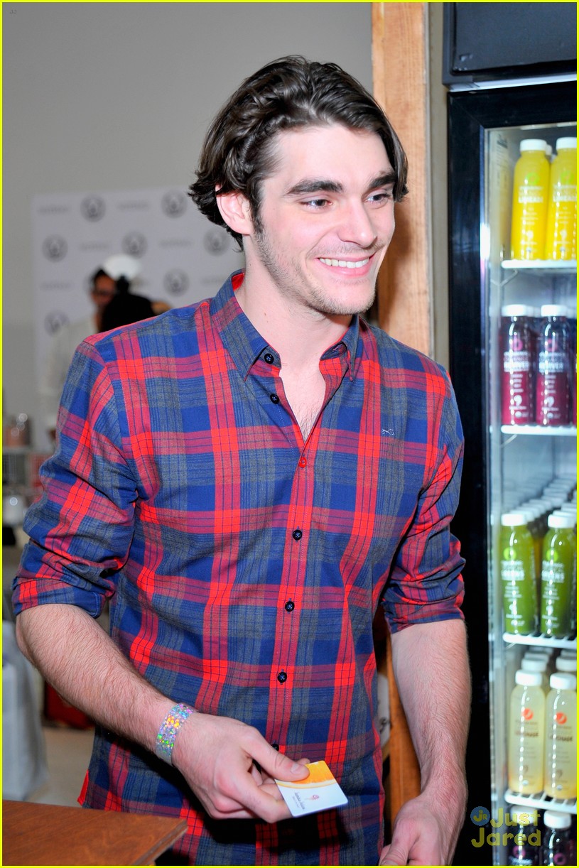 Bella Thorne Reportedly Buying Home With Gregg Sulkin