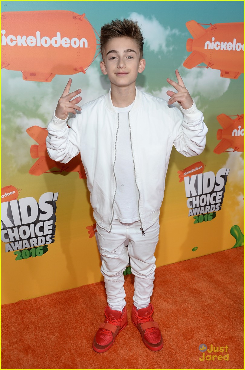 Carson Lueders Hangs With JiffPom at Kids Choice Awards 2016