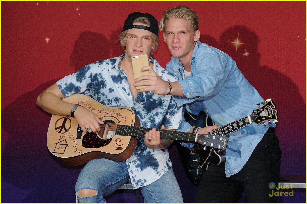 Cody Simpson Takes Selfies & Kisses His Wax Figure at Madame Tussauds Orlando