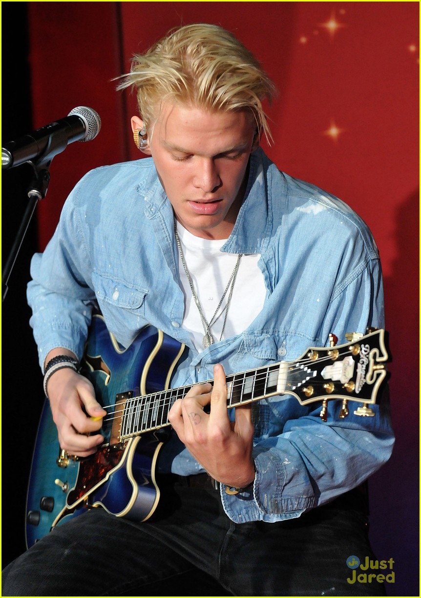 Cody Simpson Takes Selfies & Kisses His Wax Figure at Madame Tussauds Orlando