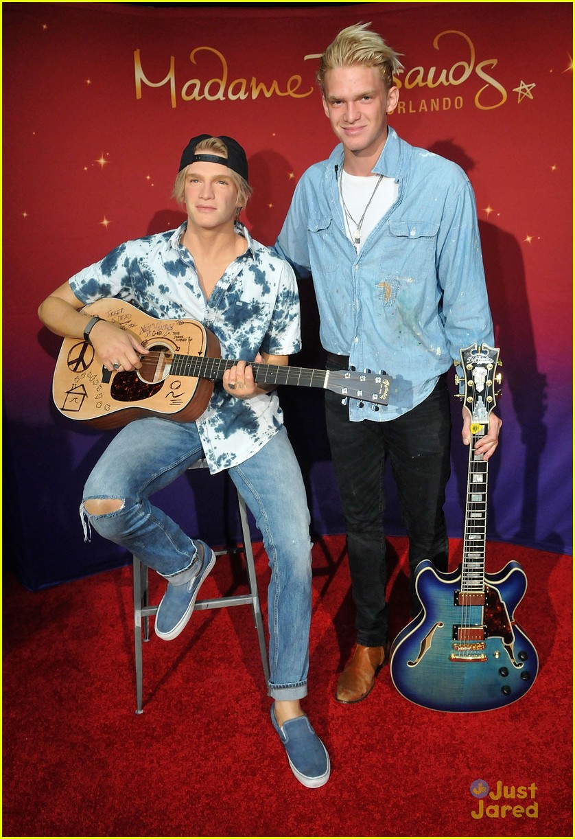 Cody Simpson Takes Selfies & Kisses His Wax Figure at Madame Tussauds Orlando