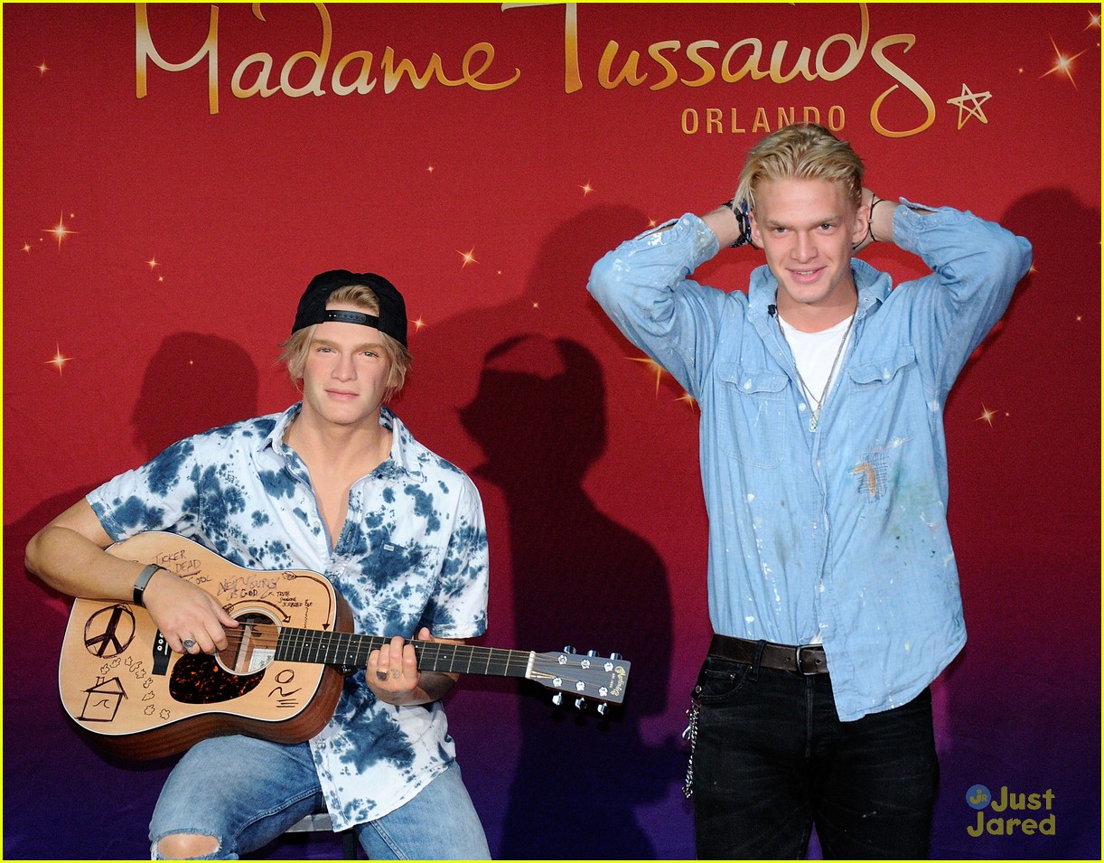 Cody Simpson Takes Selfies & Kisses His Wax Figure at Madame Tussauds Orlando