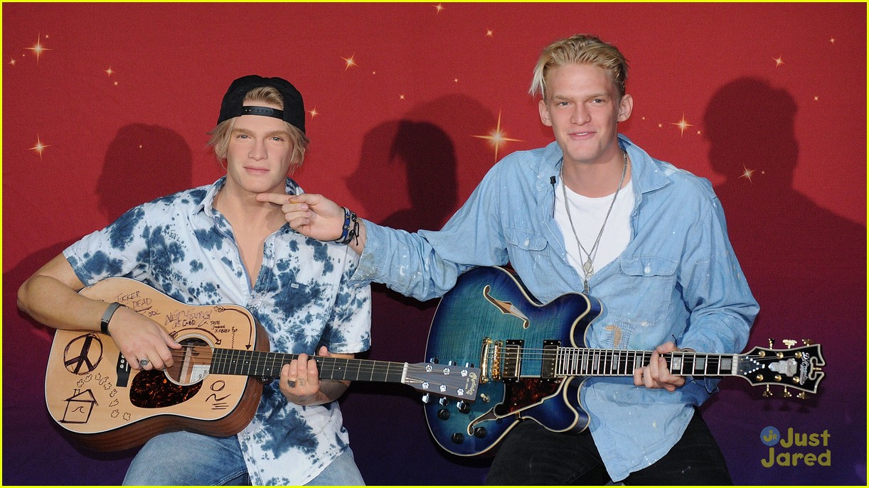 Cody Simpson Takes Selfies & Kisses His Wax Figure at Madame Tussauds Orlando