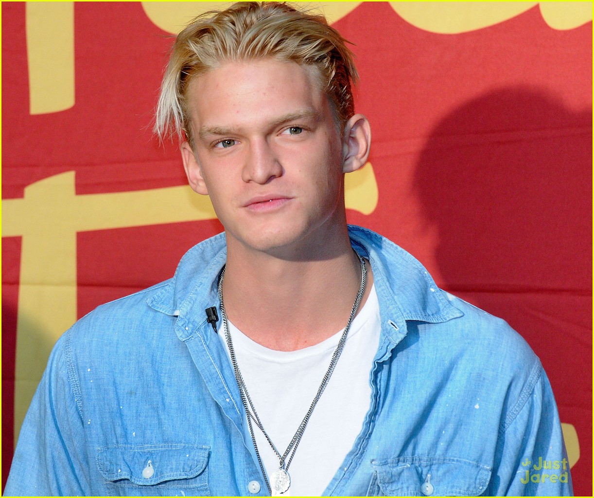 Cody Simpson Takes Selfies & Kisses His Wax Figure at Madame Tussauds Orlando