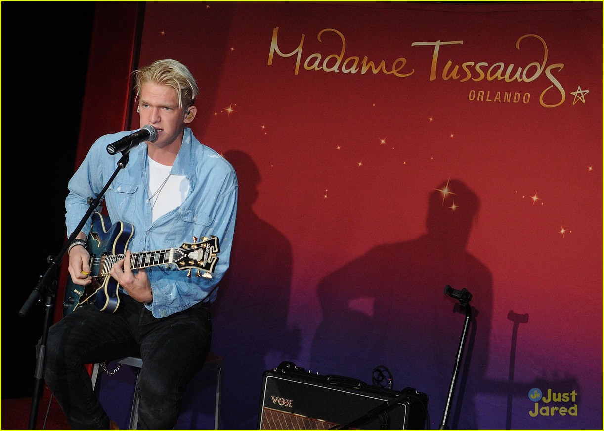 Cody Simpson Takes Selfies & Kisses His Wax Figure at Madame Tussauds Orlando