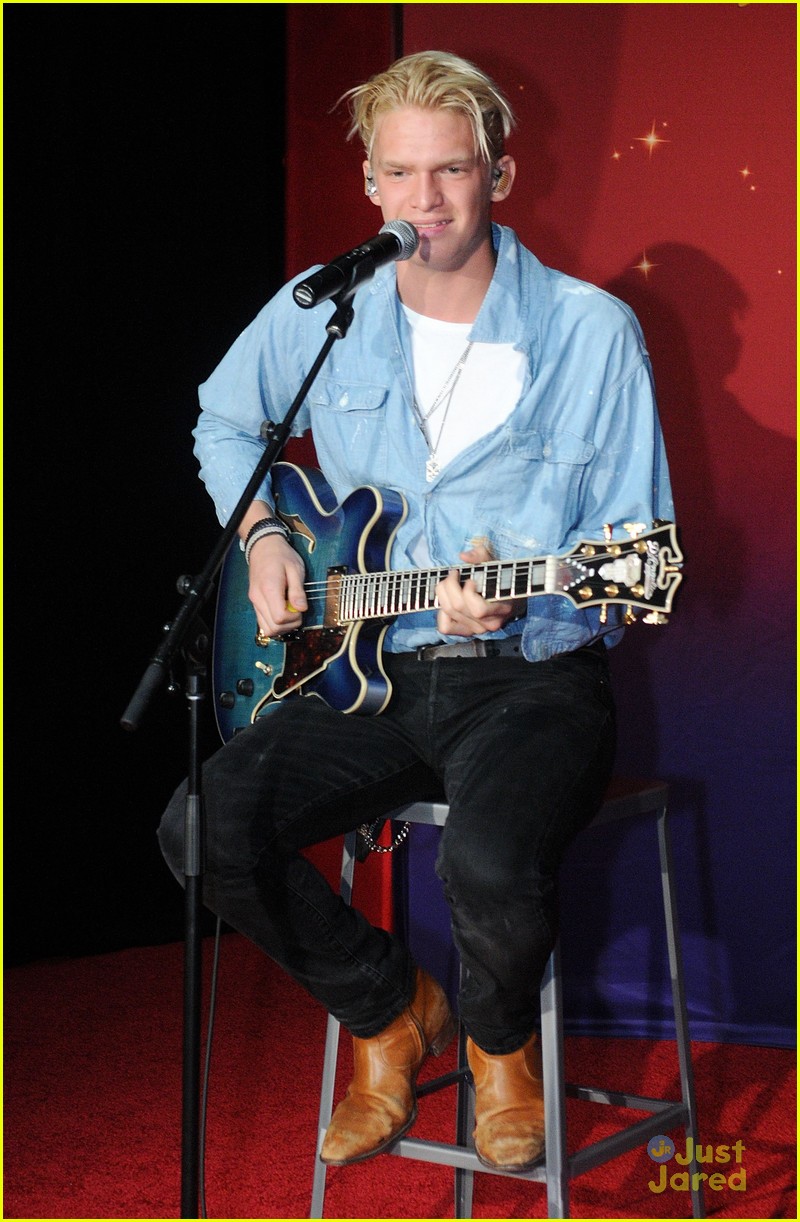 Cody Simpson Takes Selfies & Kisses His Wax Figure at Madame Tussauds Orlando