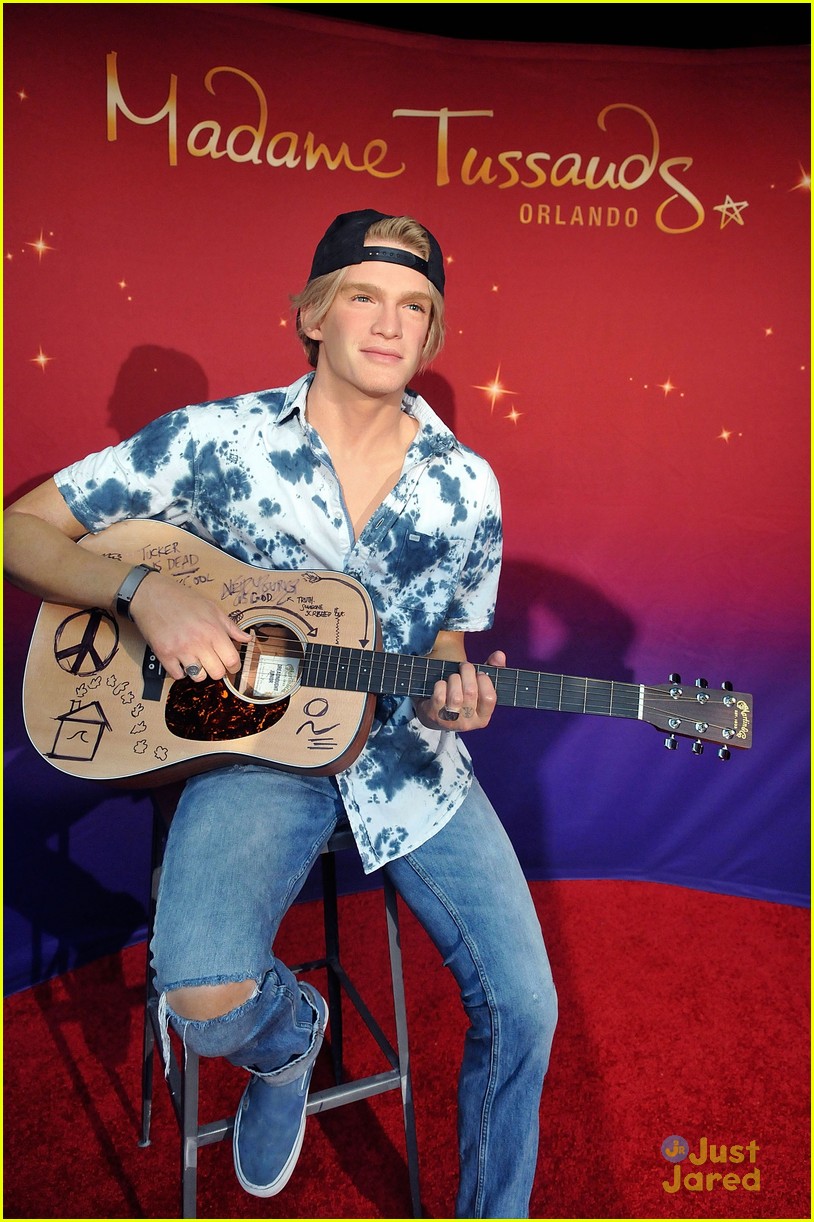 Cody Simpson Takes Selfies & Kisses His Wax Figure at Madame Tussauds Orlando