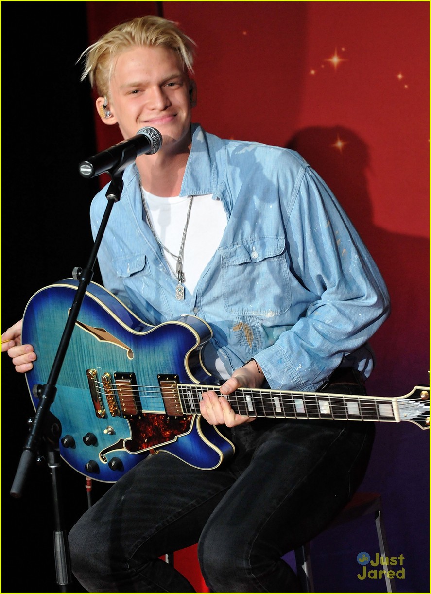 Cody Simpson Takes Selfies & Kisses His Wax Figure at Madame Tussauds Orlando