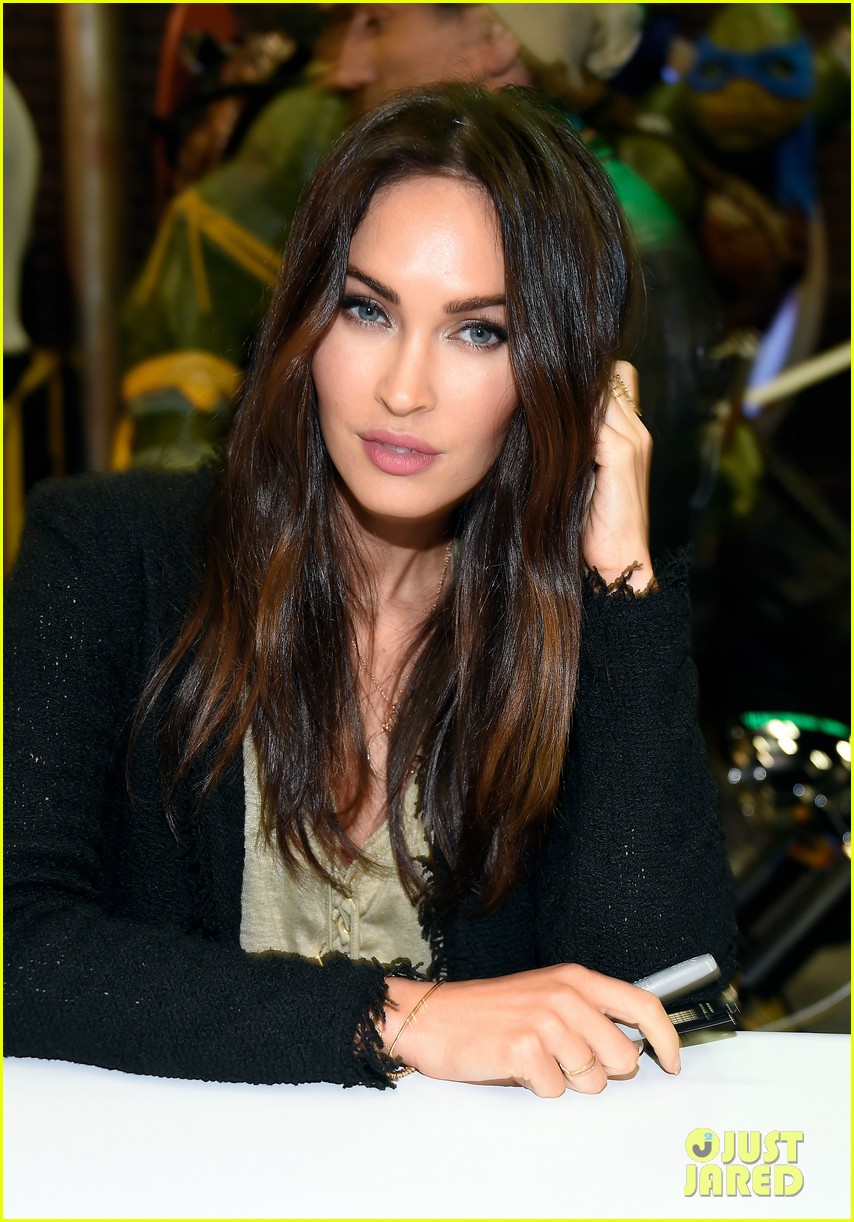 Stephen Amell & Megan Fox Rep 'TMNT' at WonderCon