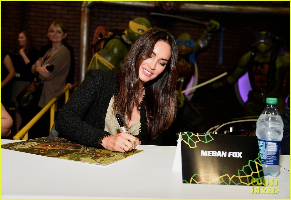 Stephen Amell & Megan Fox Rep 'TMNT' at WonderCon