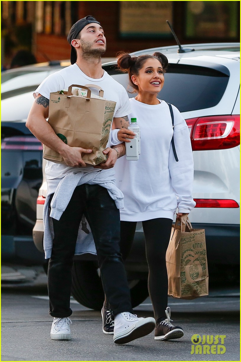 Ariana Grande Holds Hands with Boyfriend Ricky Alvarez at Whole Foods