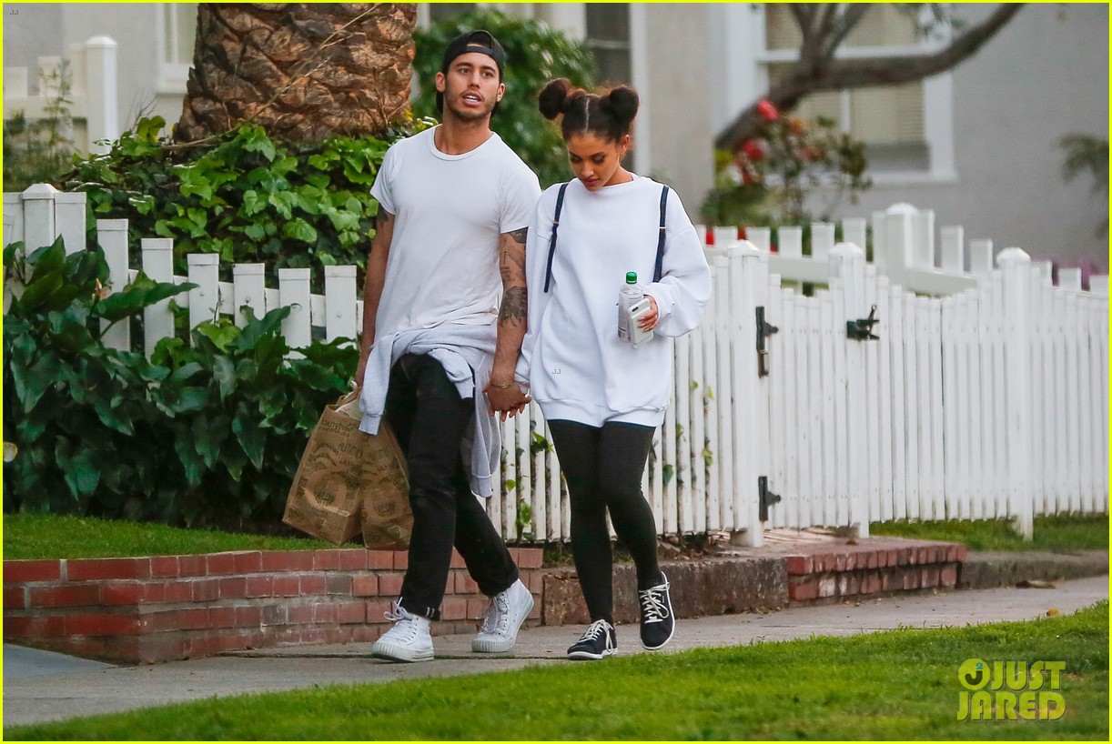 Ariana Grande Holds Hands with Boyfriend Ricky Alvarez at Whole Foods