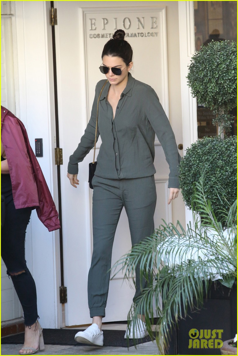 Kendall Jenner Hangs With Kim Kardashian After Hollywood Bus Tour Prank