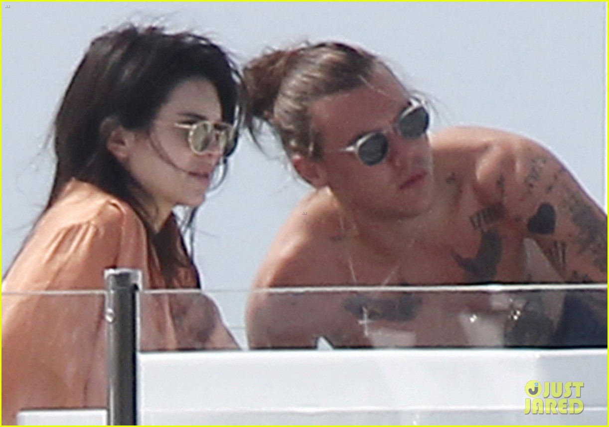 Harry Styles Falls Victim to iCloud Hack, Photos Leaked from Vacation with Kendall Jenner