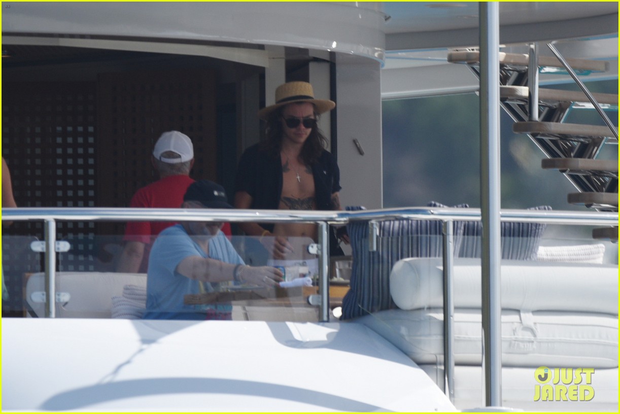 Harry Styles Falls Victim to iCloud Hack, Photos Leaked from Vacation with Kendall Jenner