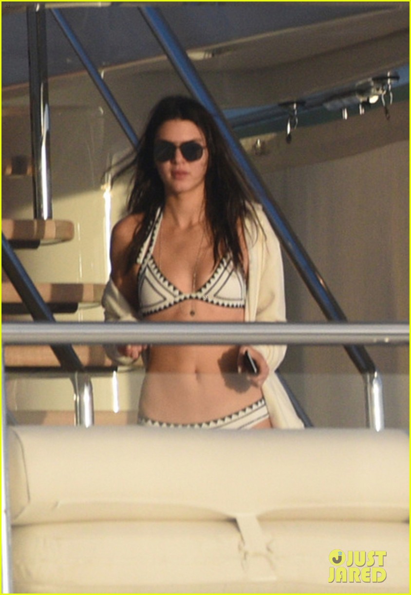 Harry Styles Falls Victim to iCloud Hack, Photos Leaked from Vacation with Kendall Jenner