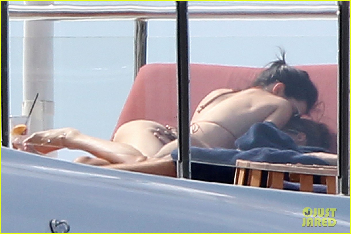 Harry Styles Falls Victim to iCloud Hack, Photos Leaked from Vacation with Kendall Jenner