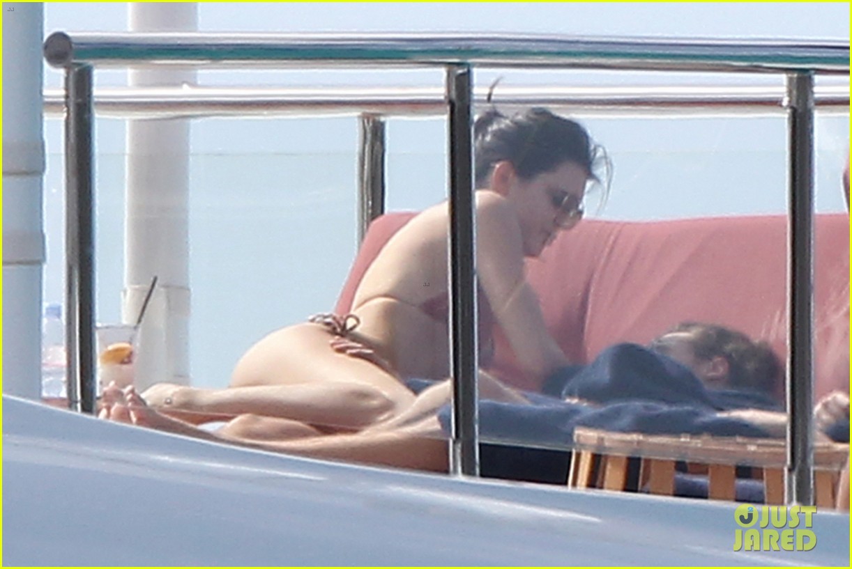 Harry Styles Falls Victim to iCloud Hack, Photos Leaked from Vacation with Kendall Jenner